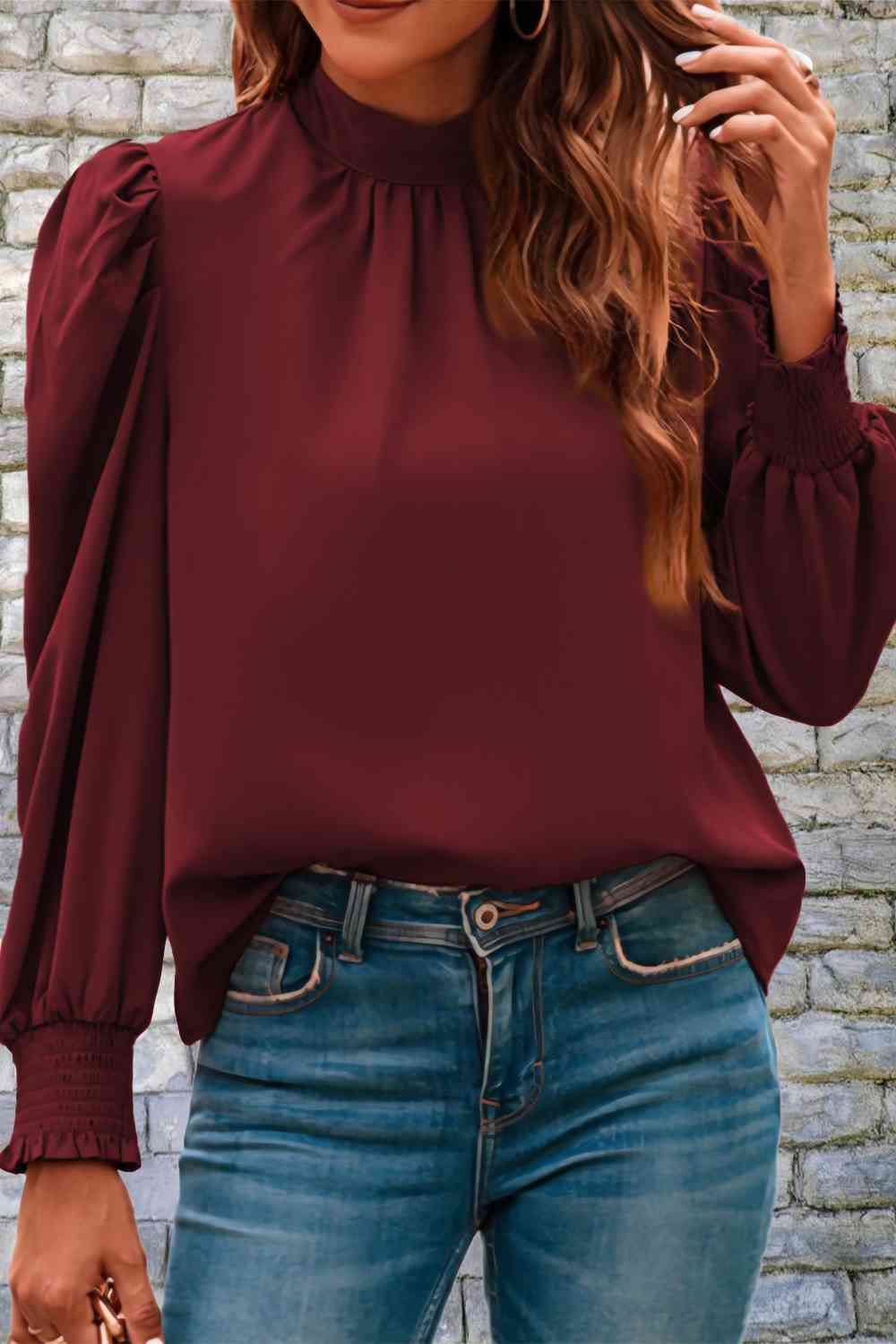 Blusa con mangas abullonadas y cuello simulado