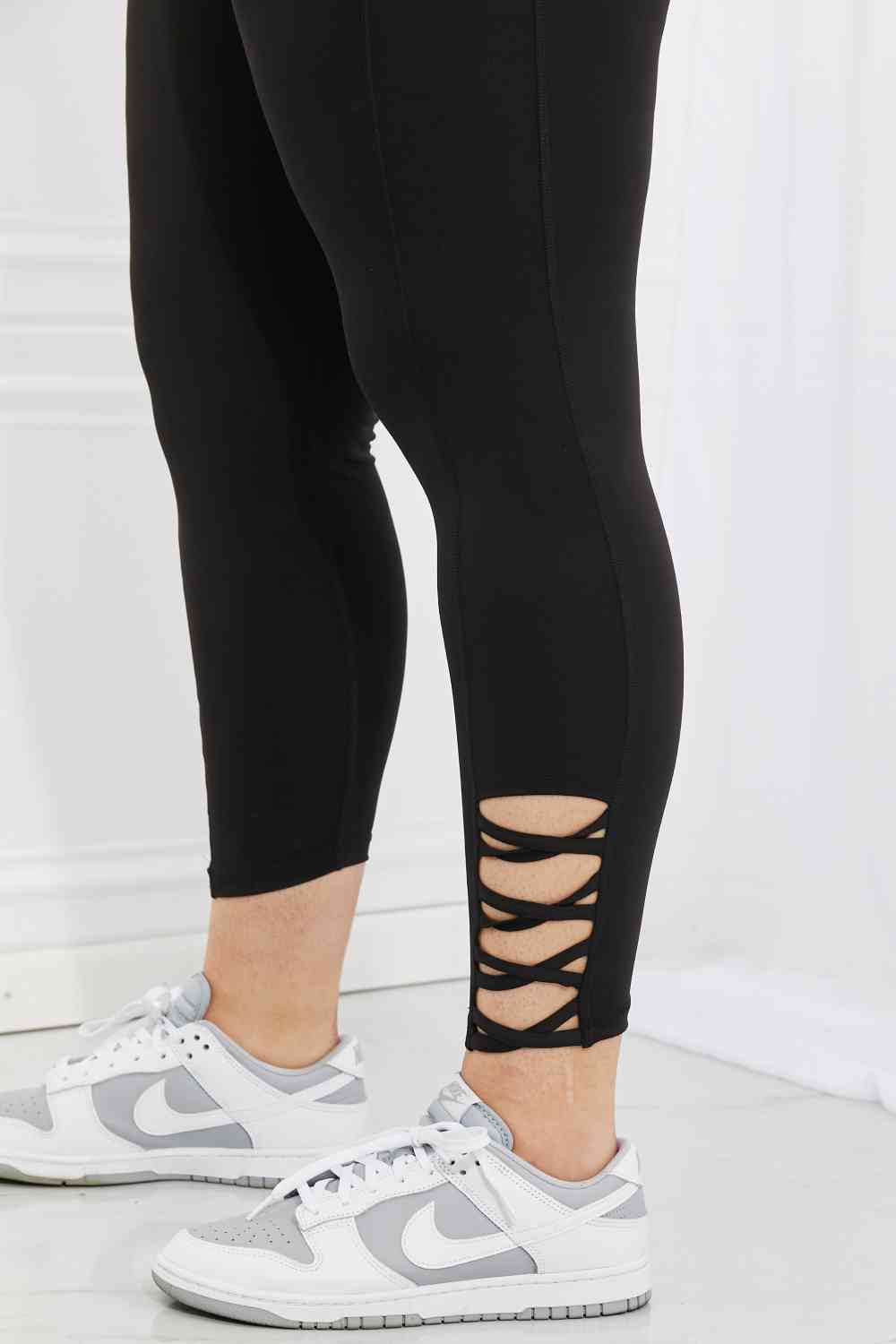 Yelete Ready For Action Leggings activos de tamaño completo con abertura en el tobillo en negro