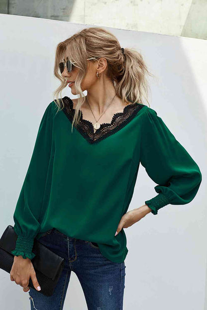 Blusa con mangas farol y ribete de encaje