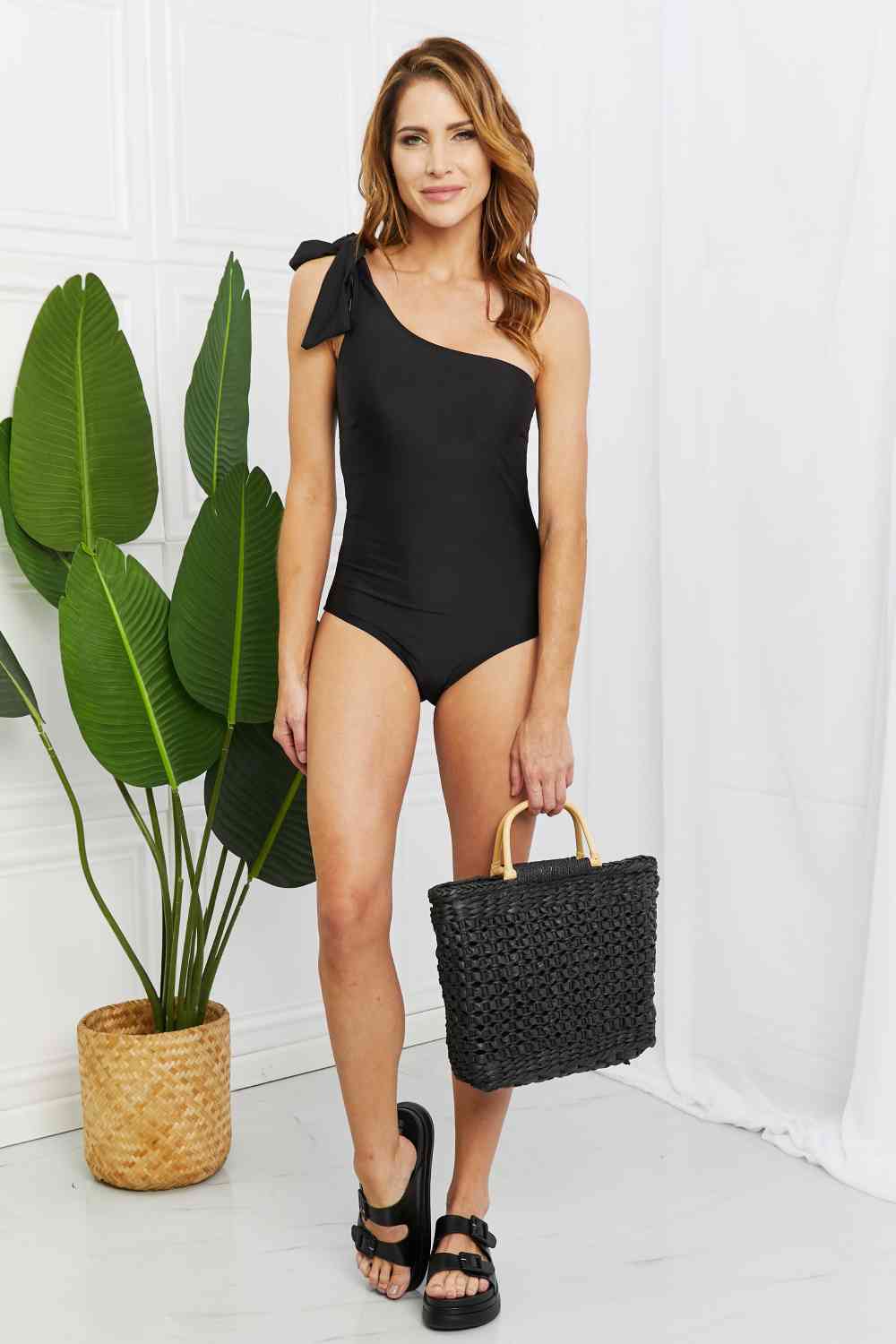 Marina West Swim Traje de baño de una pieza con un solo hombro y extremo profundo en negro