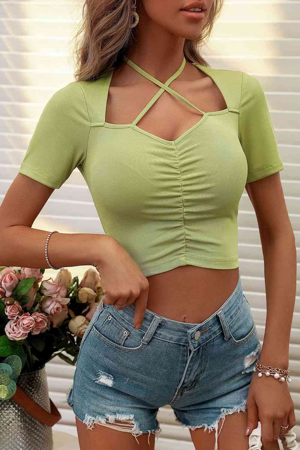 Top de manga corta fruncido con cuello halter