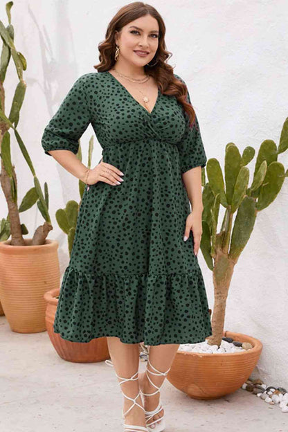 Vestido con dobladillo con volantes y sobrepelliz estampado de talla grande