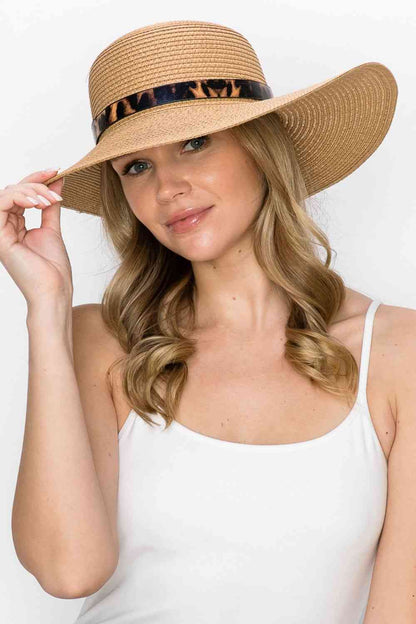 Sombrero para el sol con cinturón estampado en beige de Justin Taylor