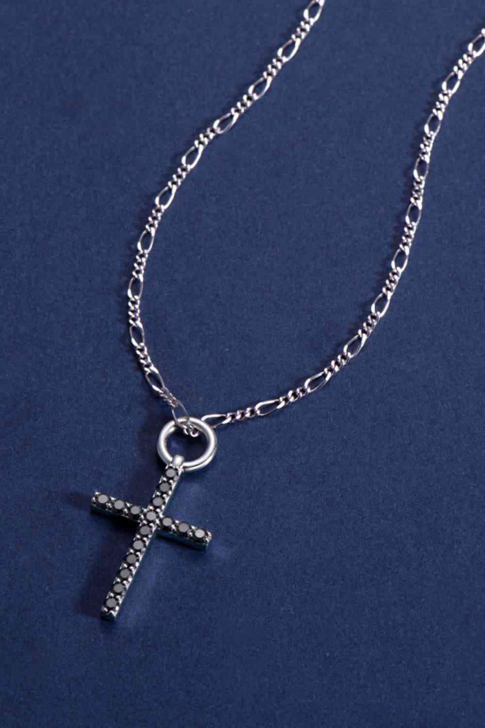 Collier plaqué platine avec pendentif croix moissanite