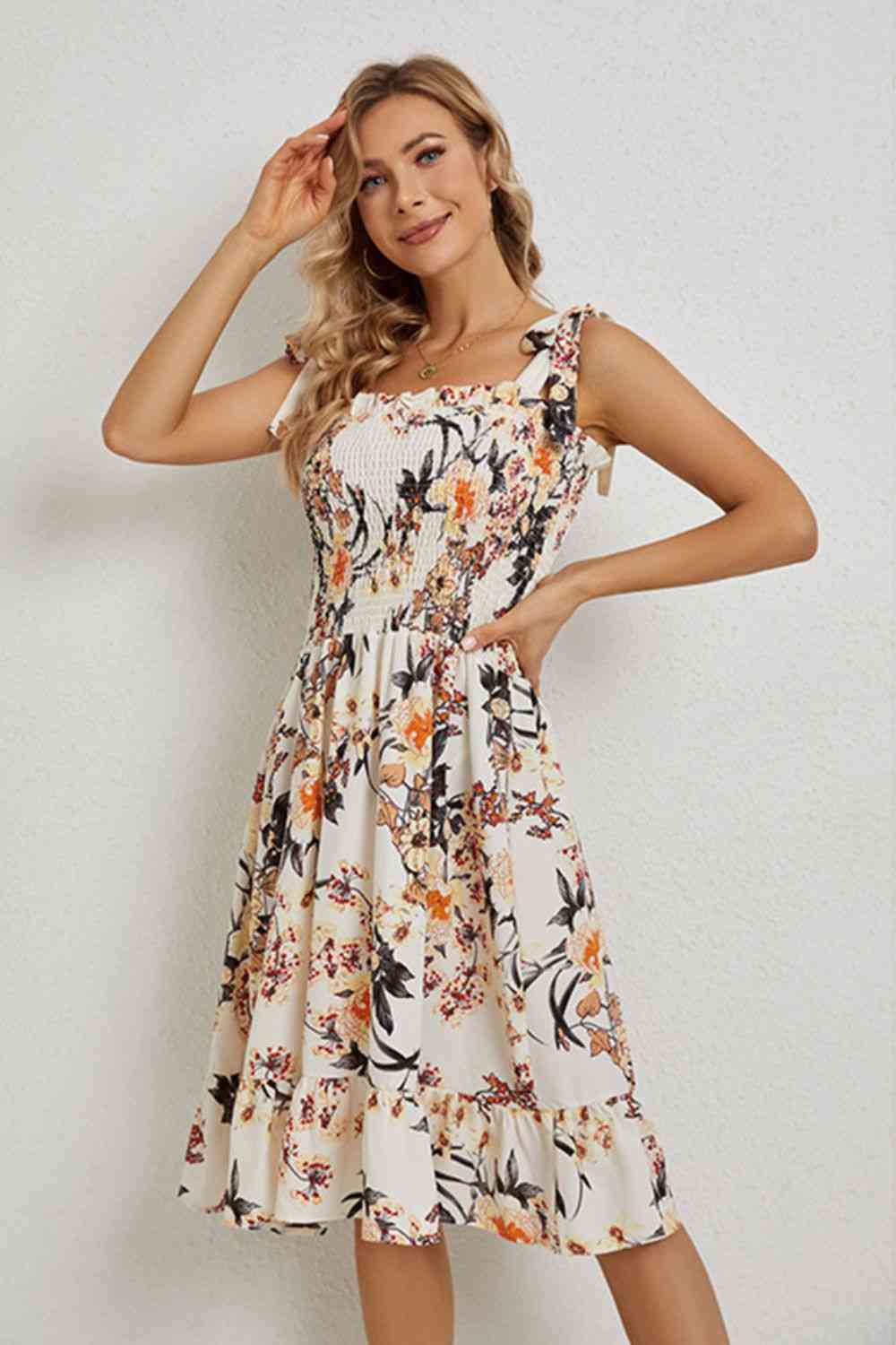 Vestido floral con hombros anudados y dobladillo con volantes