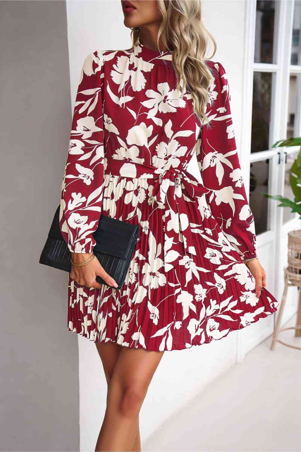 Robe plissée florale à col montant et nouée à la taille