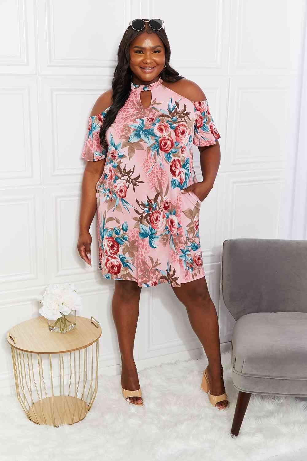 Sew In Love Robe à épaules dénudées pleine grandeur avec fleurs fraîchement coupées