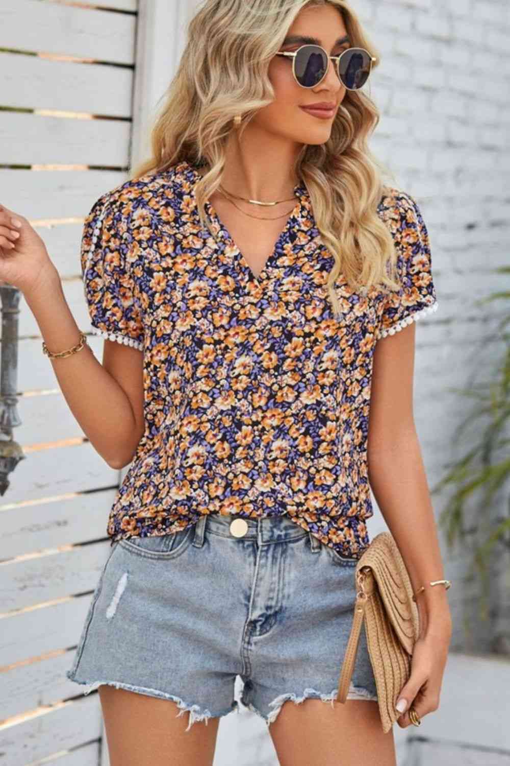 Blusa floral con cuello con muescas