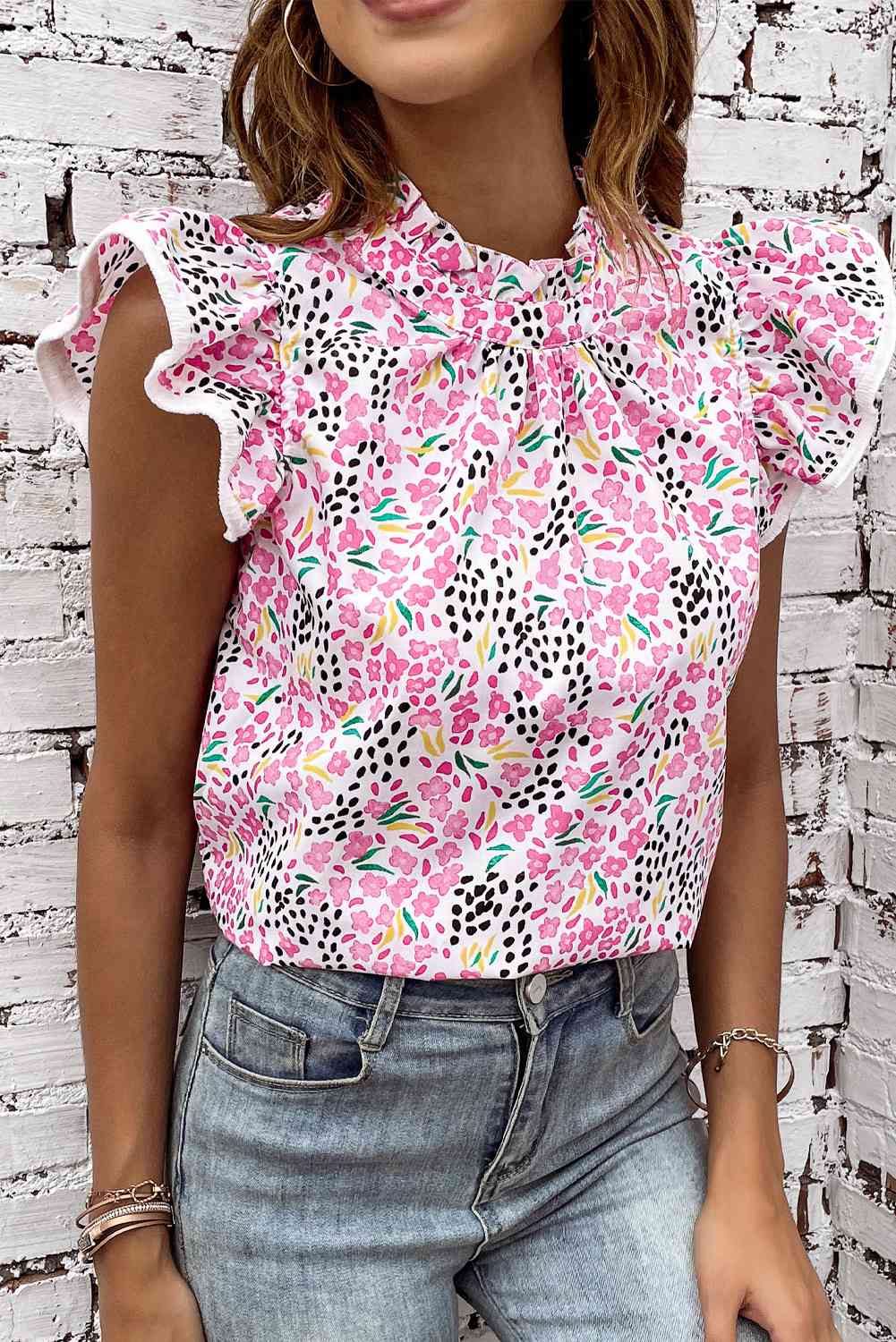 Blusa floral de manga corta con cuello simulado