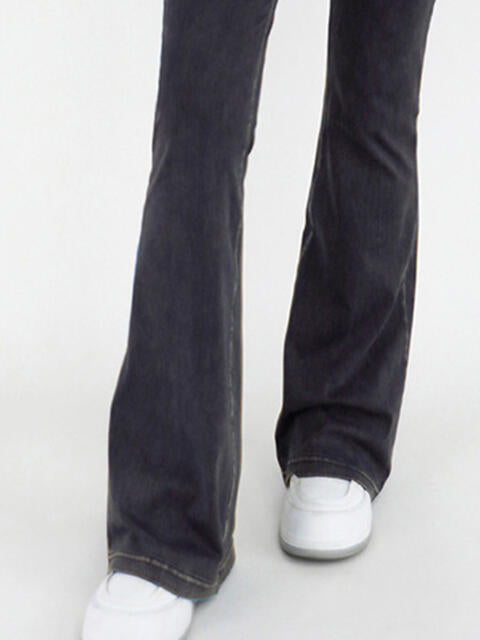 Jeans bootcut con cintura ancha y bolsillos