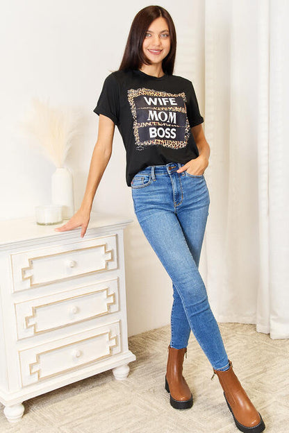 Simply Love WIFE MOM BOSS Léopard T-shirt graphique