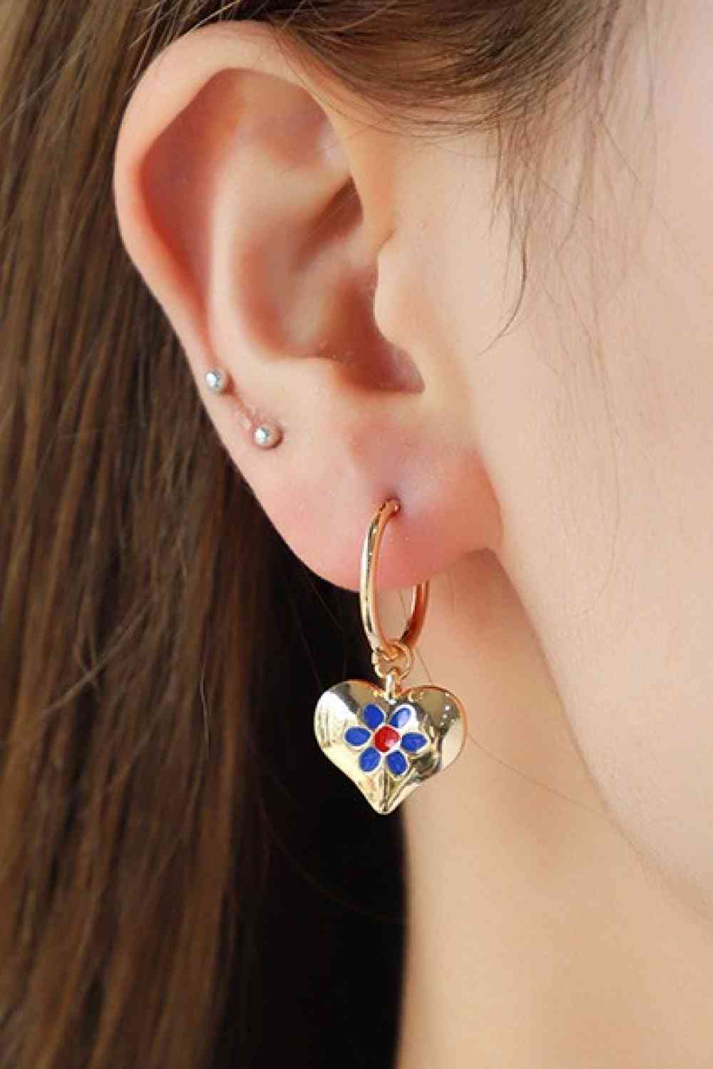 Pendientes colgantes con forma de corazón de cobre en contraste