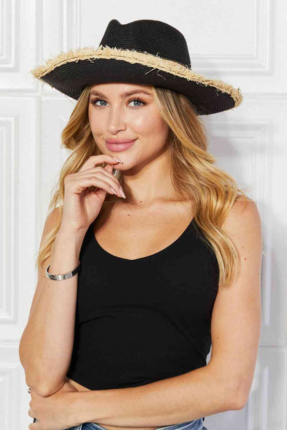 Sombrero Fedora de paja para bebé en negro junto a la piscina de Justin Taylor