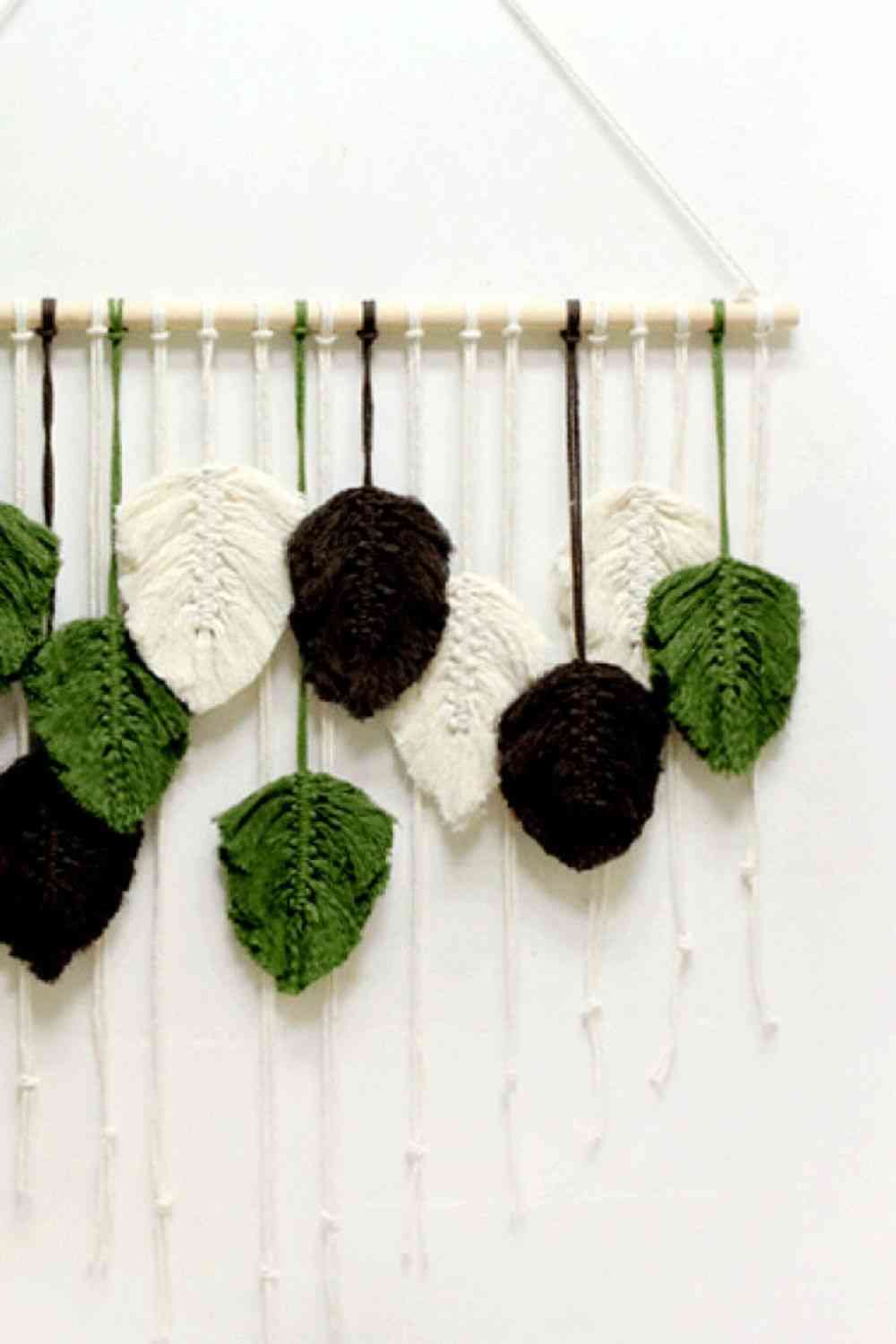 Colgante de pared de macramé de plumas tejido a mano