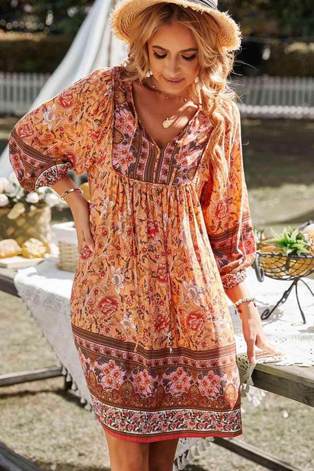 Vestido bohemio con manga globo y cuello anudado