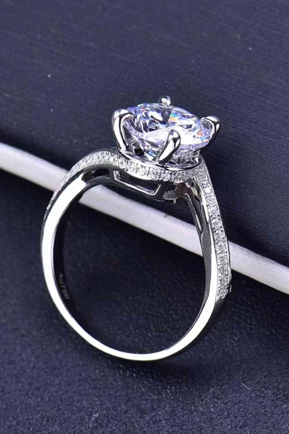 Gardez vos yeux sur moi, bague moissanite 3 carats