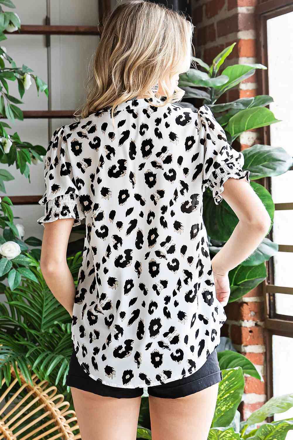 Blusa de manga corta con volante y cuello con muesca de leopardo