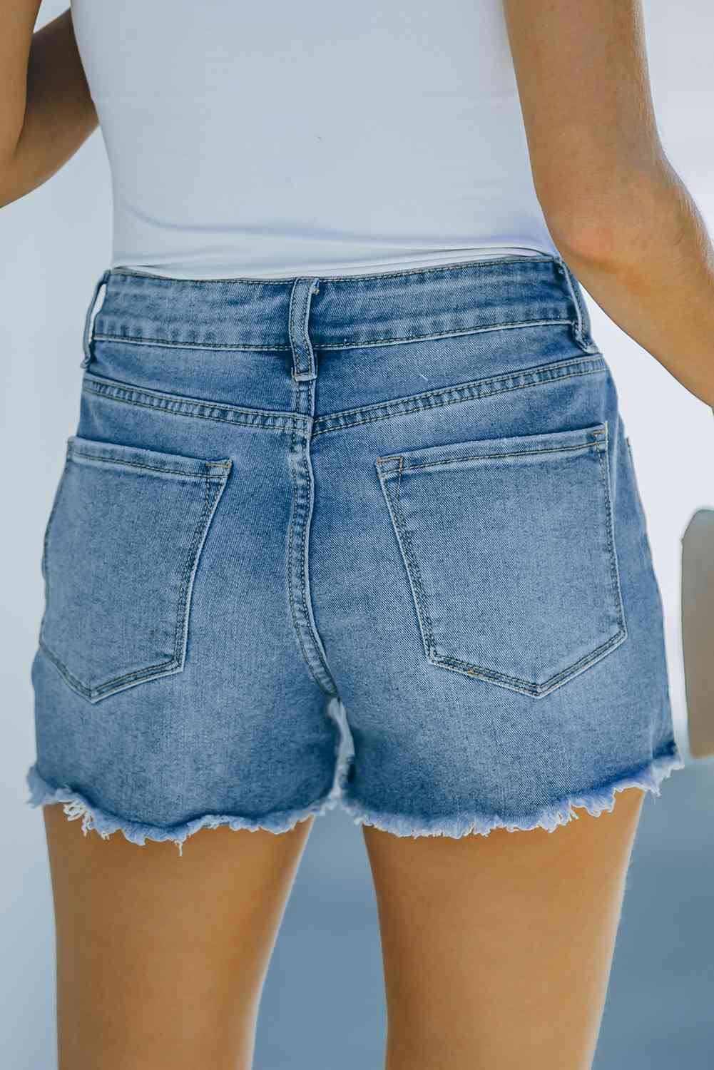 Short en denim vieilli à ourlet effiloché avec poches