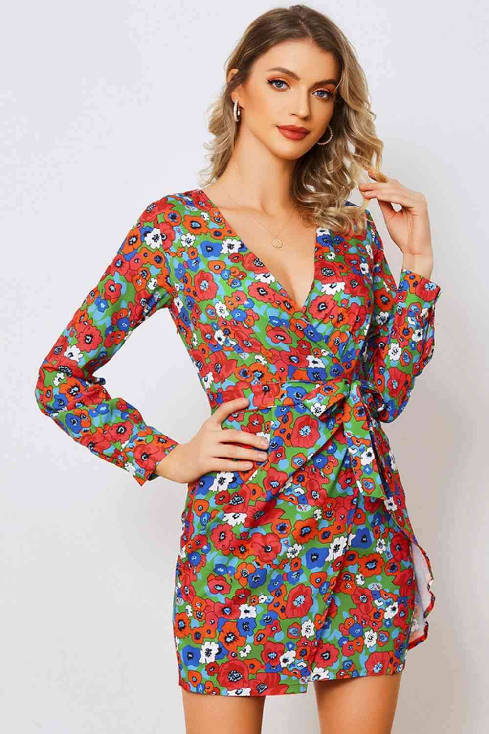 Vestido escotado de manga larga con lazo floral