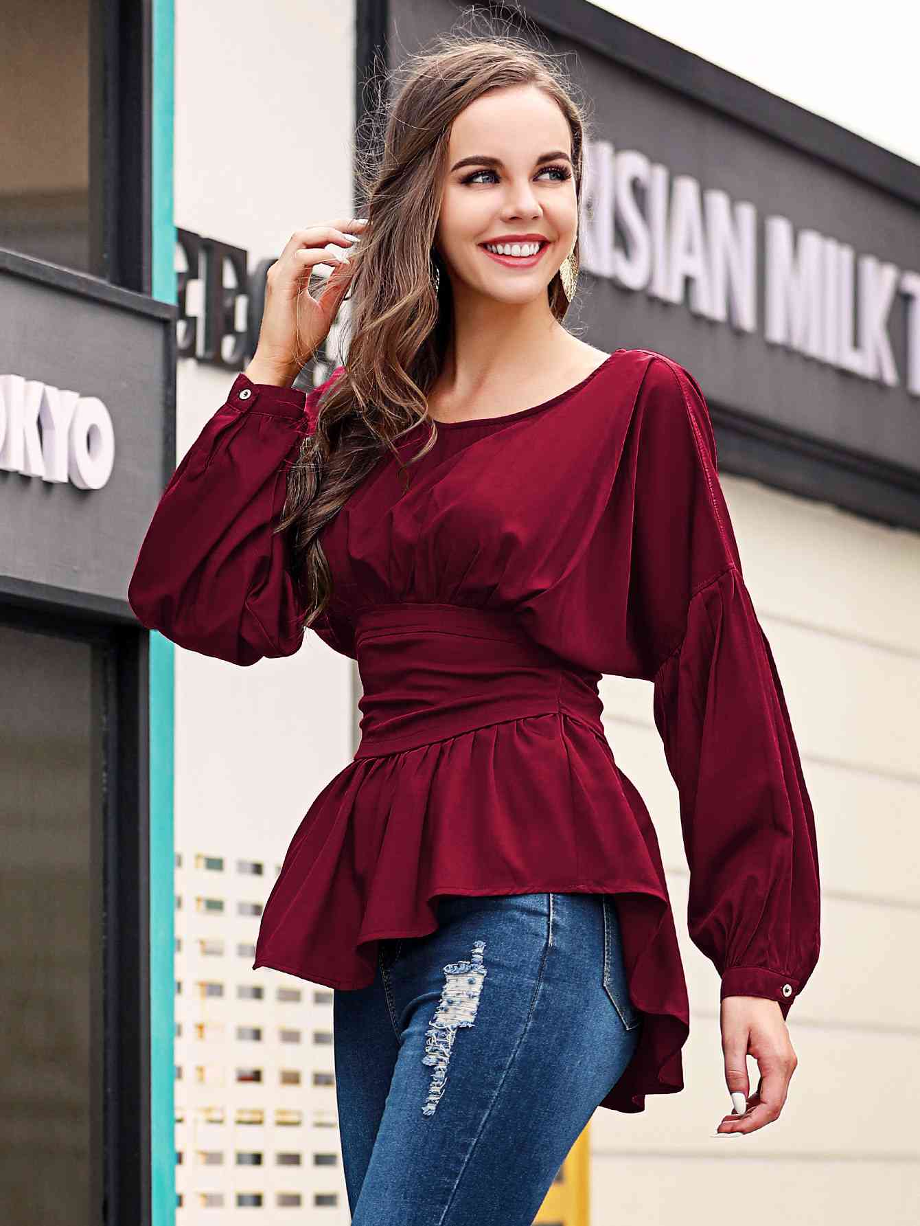 Blusa con hombros caídos y cuello redondo con costuras expuestas