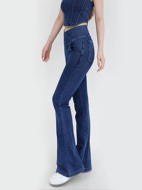 Jeans bootcut con cintura ancha y bolsillos