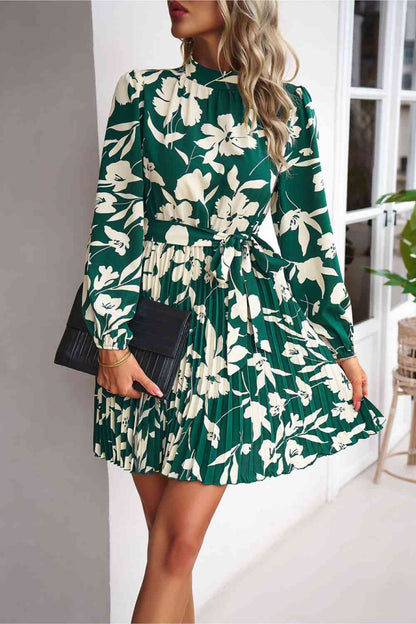 Robe plissée florale à col montant et nouée à la taille