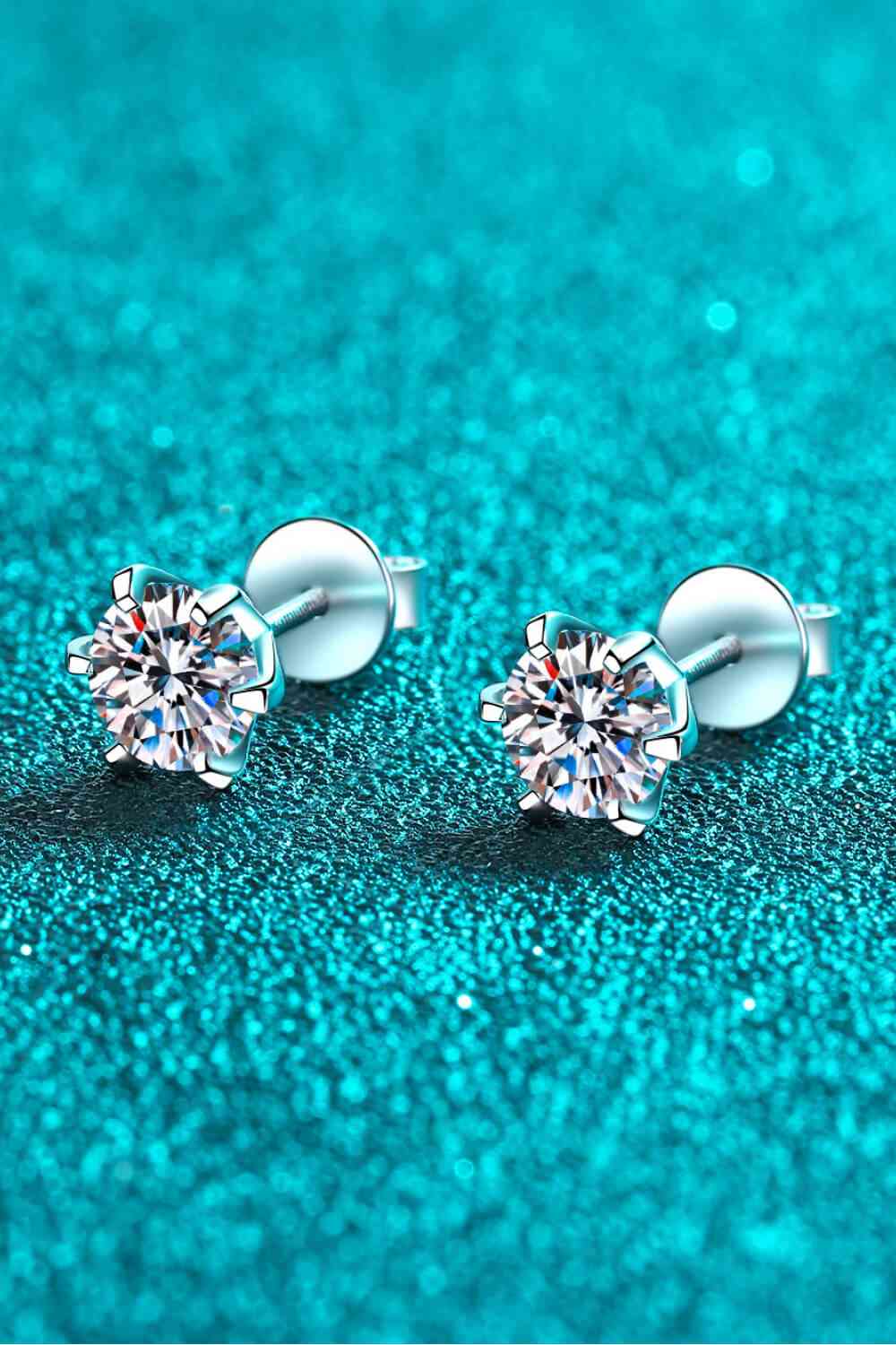 Boucles d'oreilles à tige en moissanite incrustées