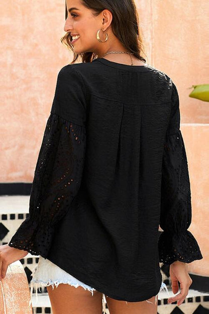 Blusa con botones y mangas con volantes de crochet