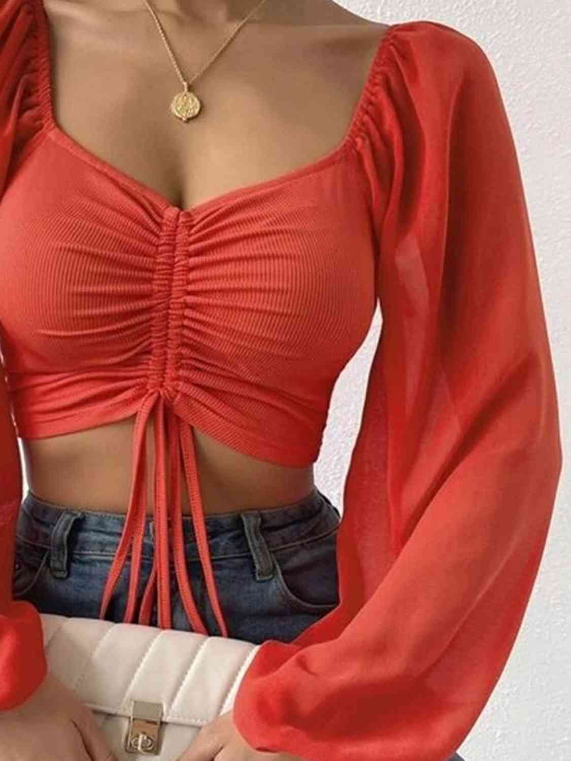 Top corto con cuello en forma de corazón y cordón