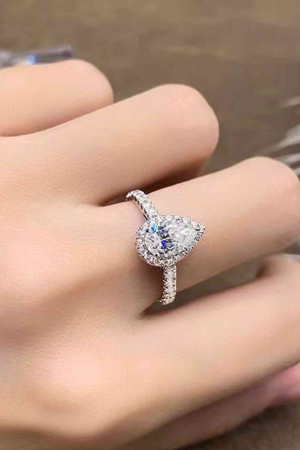 Bague en grappe de larme de moissanite de 2 carats