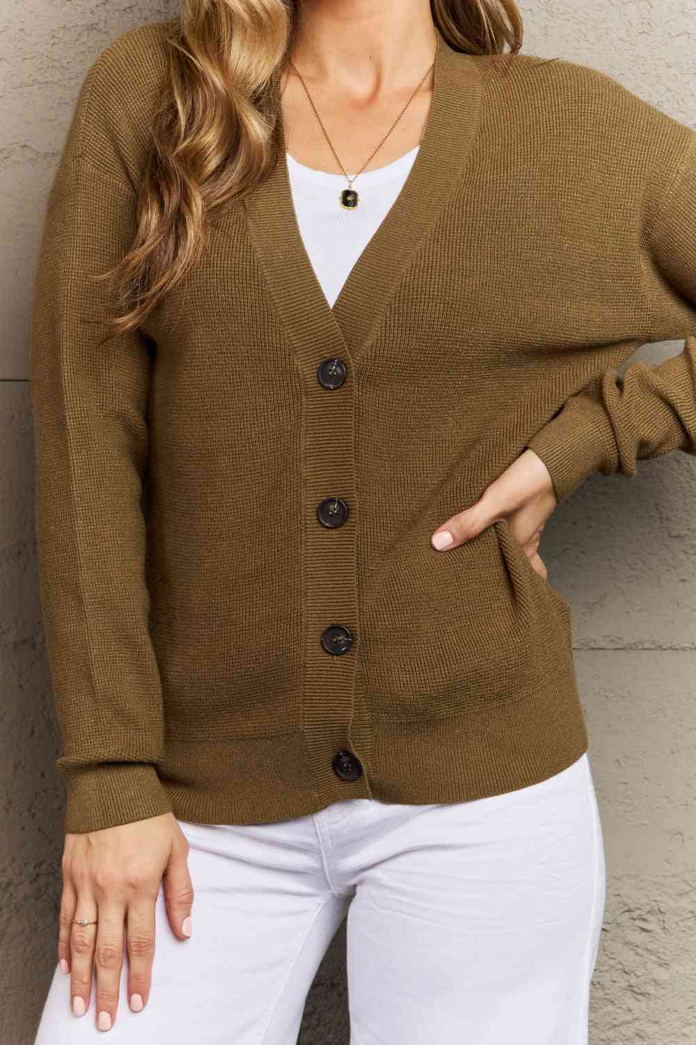 Zenana Kiss Me Tonight Cardigan boutonné pleine taille en olive