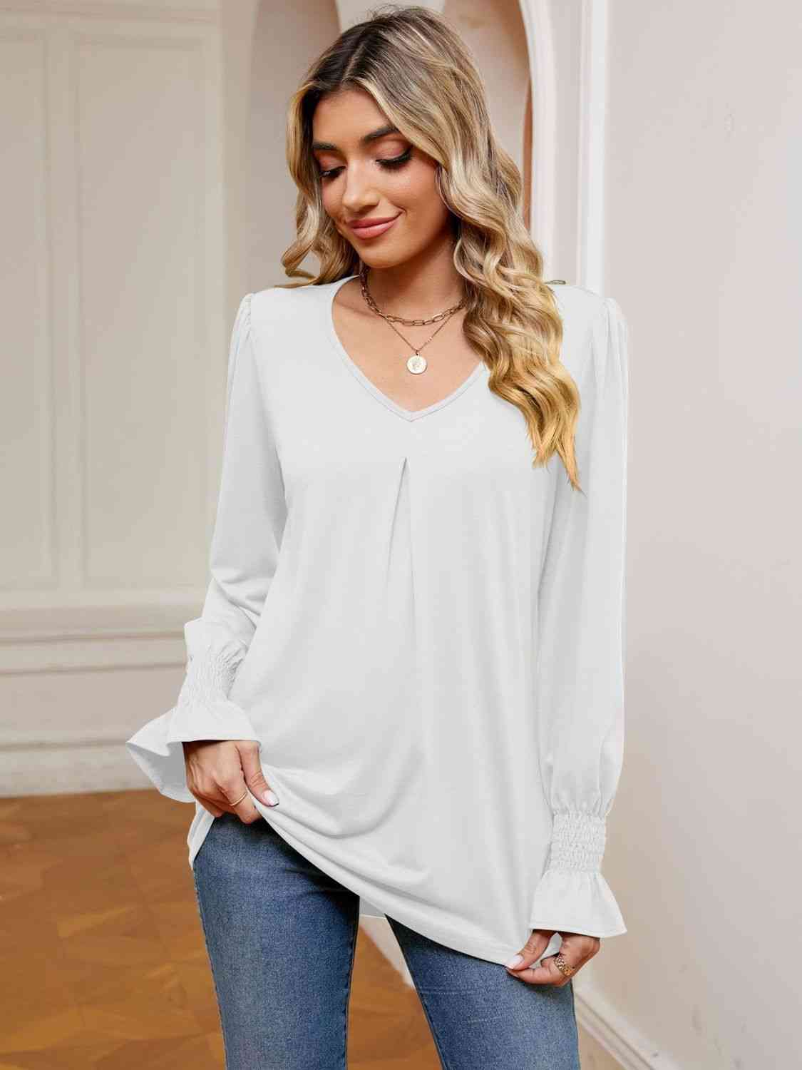 Blusa con cuello en V y mangas con volantes