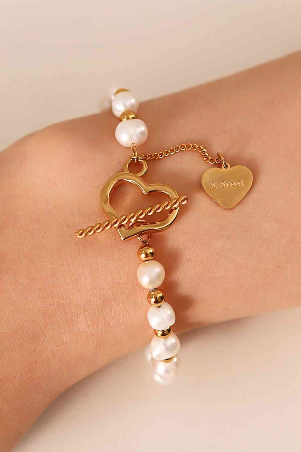 Pulsera con dije de corazón y perlas de agua dulce