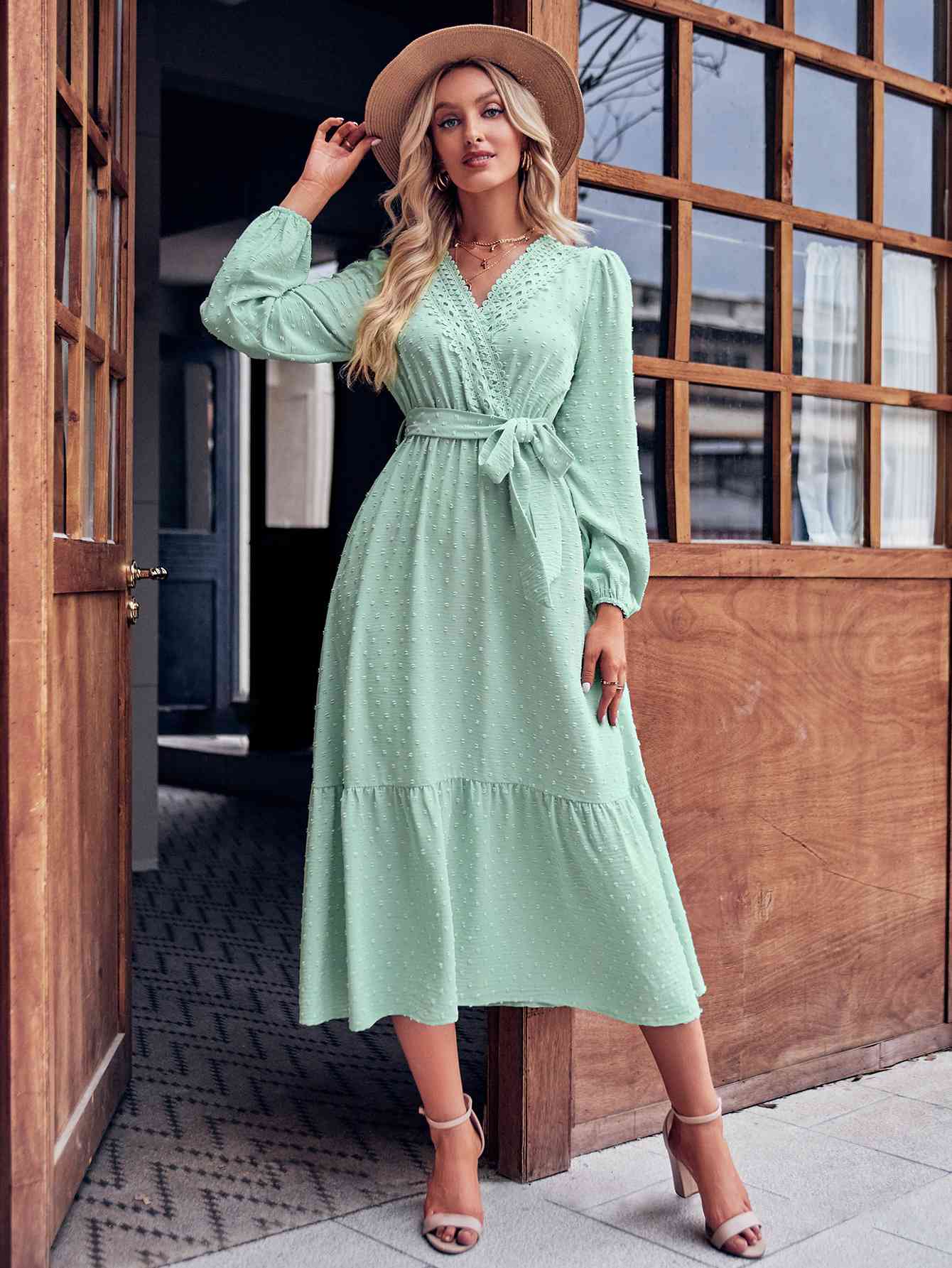 Robe midi à surplis et manches bouffantes avec ceinture et pois suisses