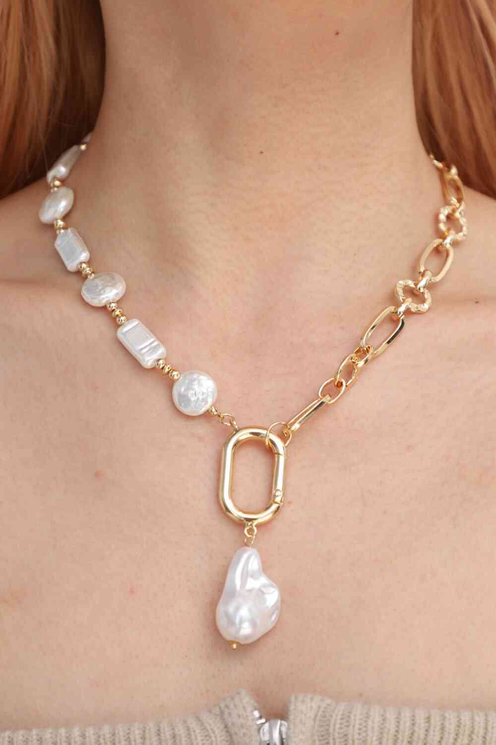 Collier à chaîne épaisse avec pendentif en perles d'eau douce