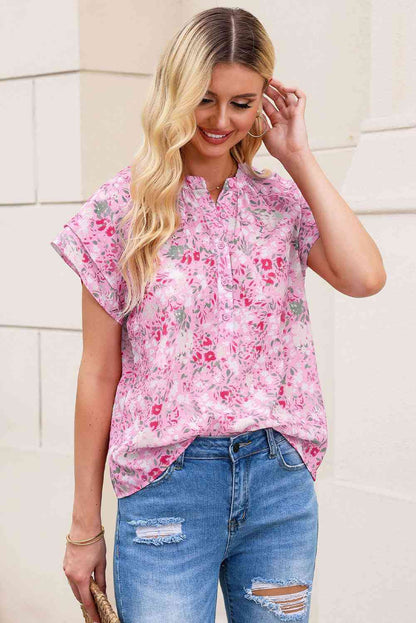 Blusa floral con medio botón y manga acampanada