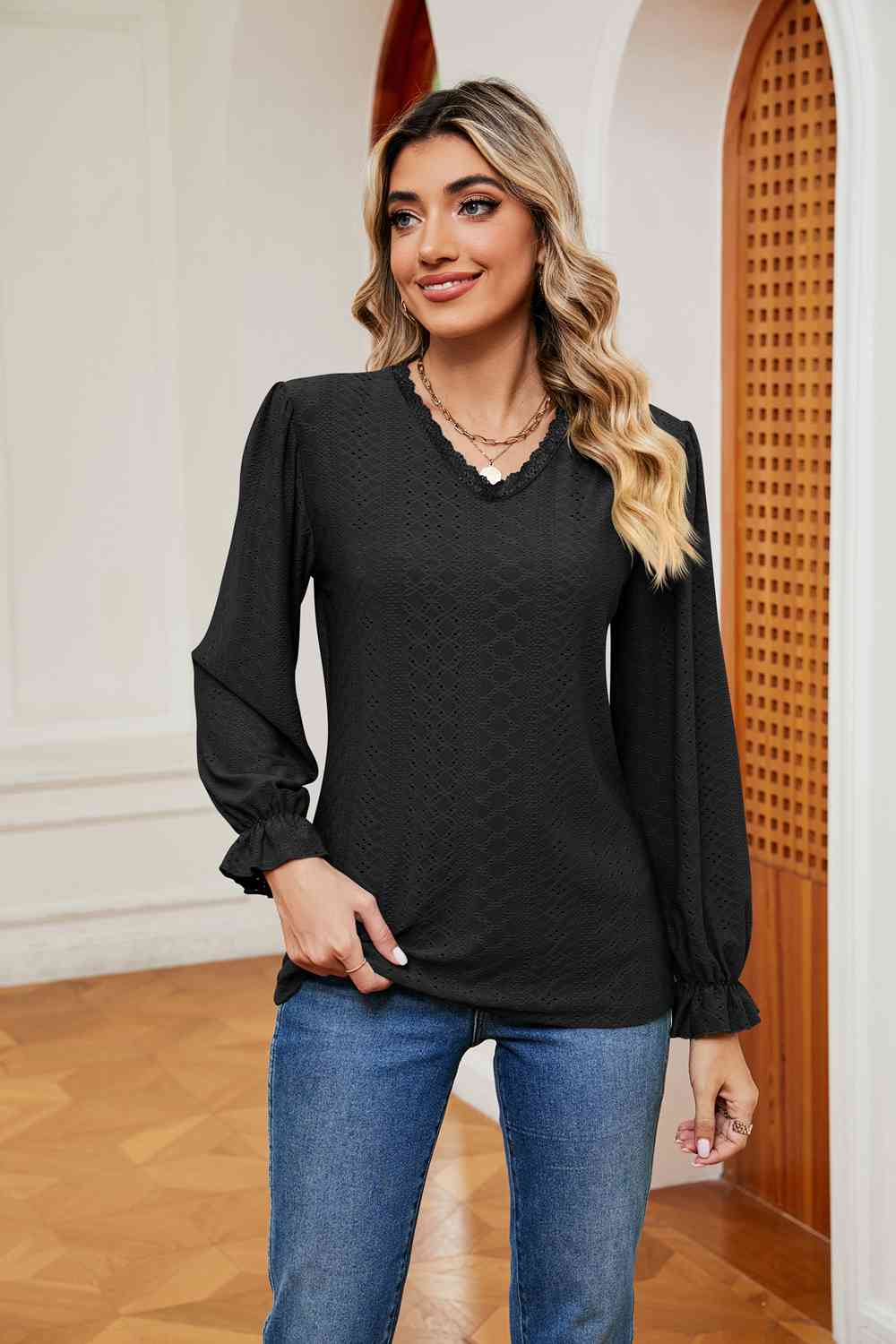 Blusa con cuello en V y mangas con volantes