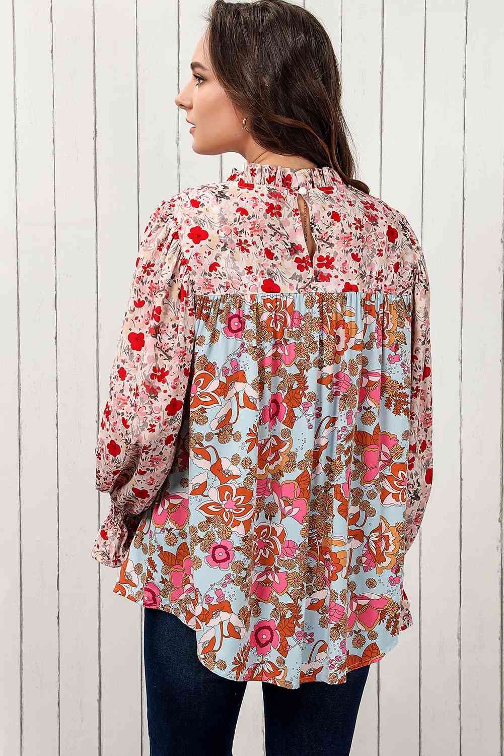 Blusa con cuello simulado y manga con volante y estampado floral