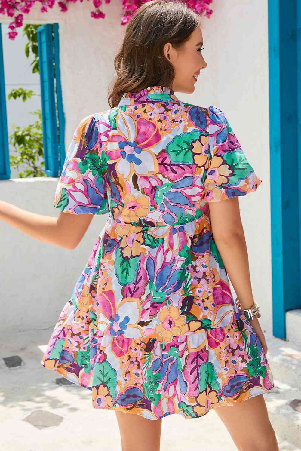 Vestido floral con cuello de muesca y dobladillo con volantes