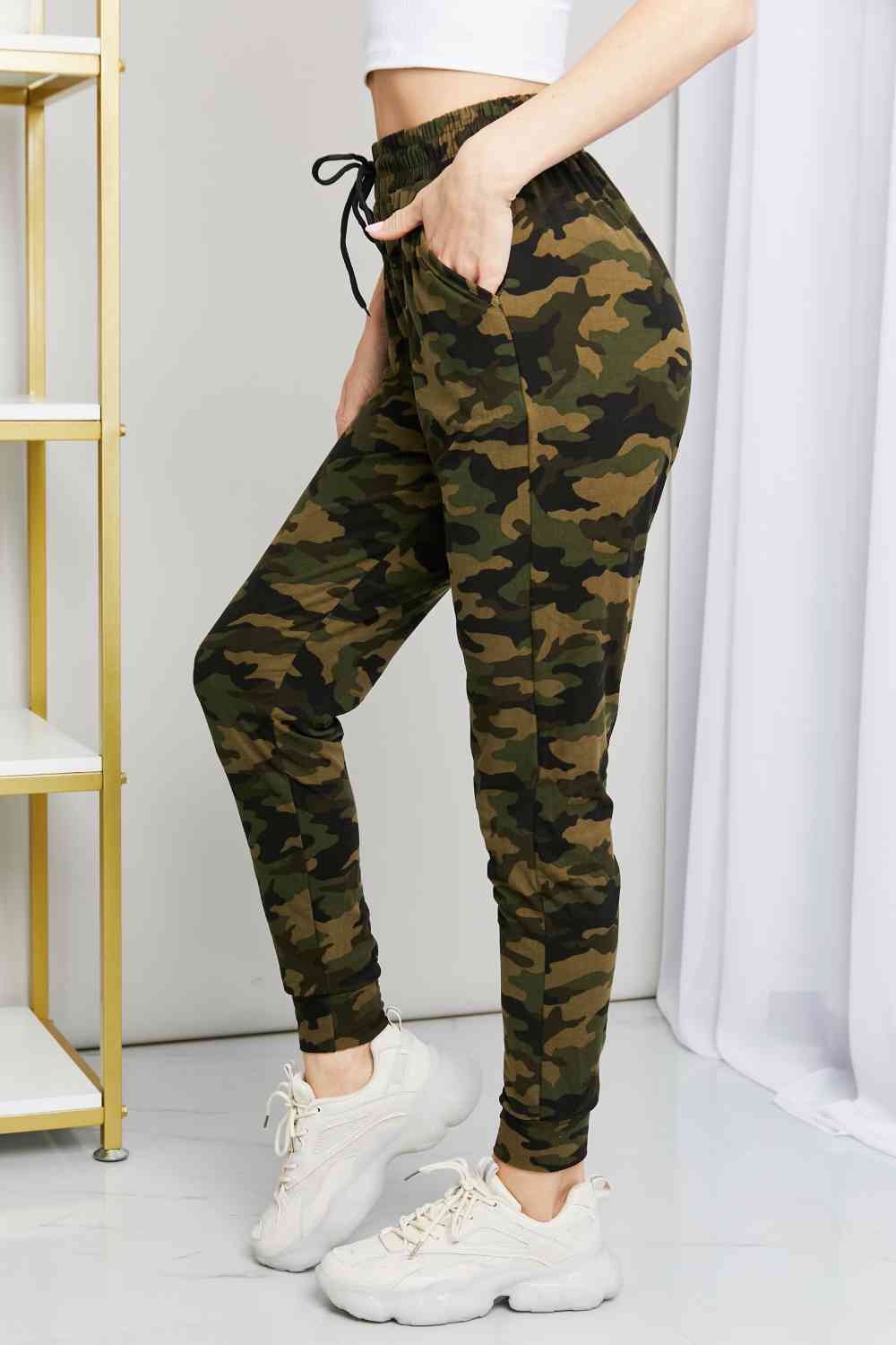 Leggings Depot Joggers de cintura con cordón de camuflaje de tamaño completo