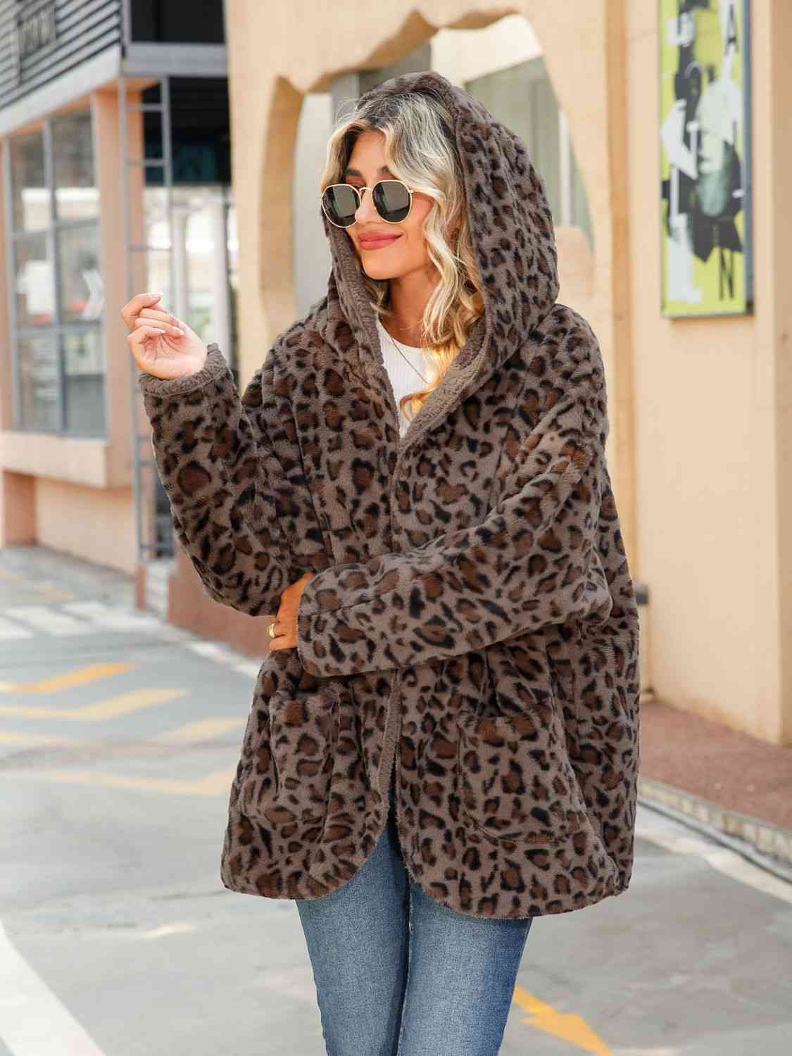 Abrigo con capucha de leopardo y bolsillos