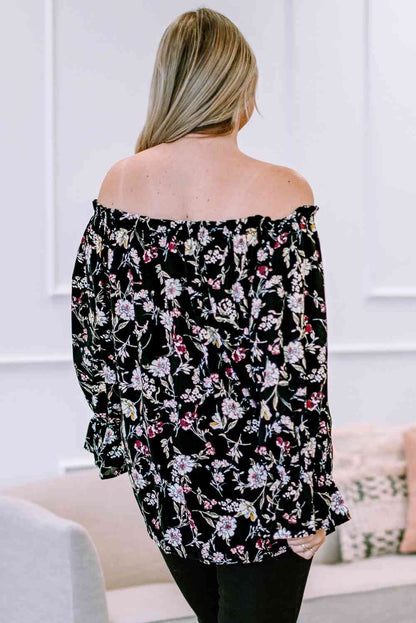 Blusa con hombros descubiertos y volantes florales de talla grande