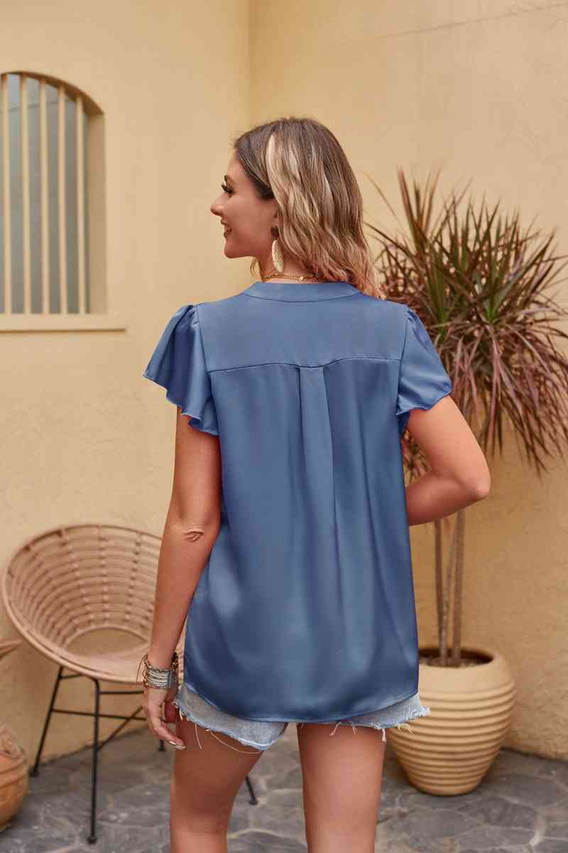 Blusa de satén con cuello con muescas y mangas acampanadas