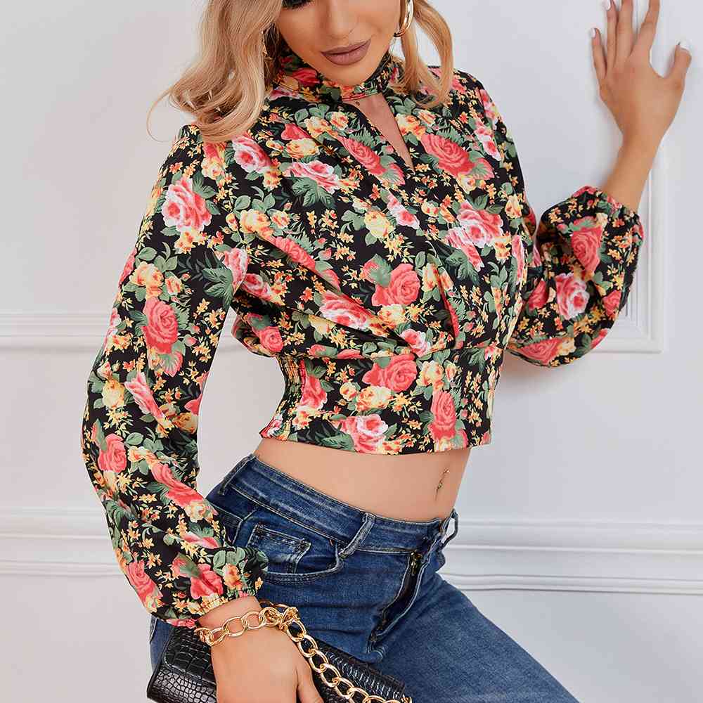 Blusa corta con cintura fruncida y estampado floral