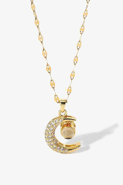 Collier pendentif lune en zircone cubique incrusté