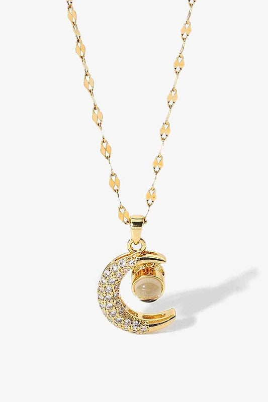 Collier pendentif lune en zircone cubique incrusté