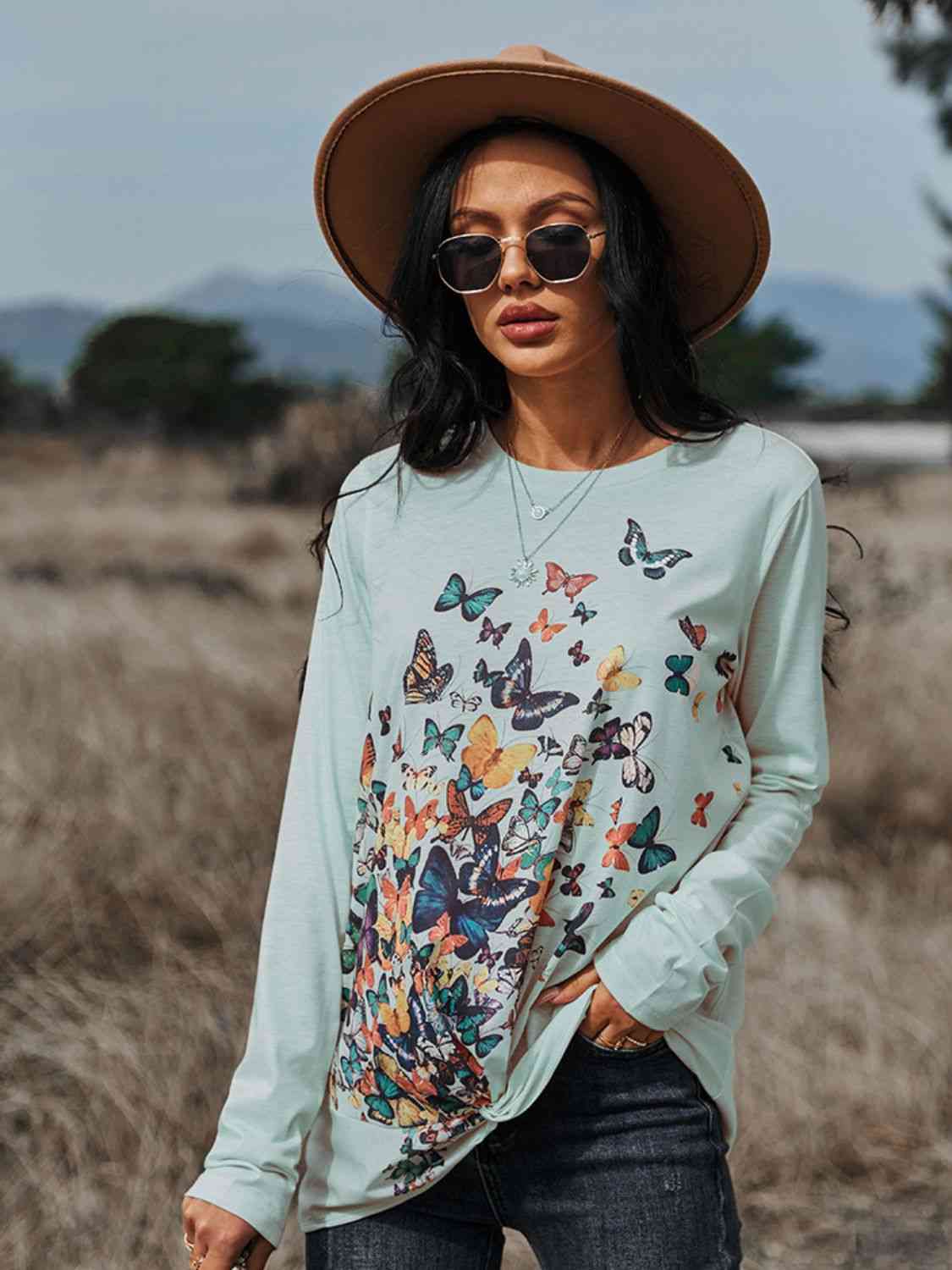 Camiseta con cuello redondo y manga larga con estampado de mariposas