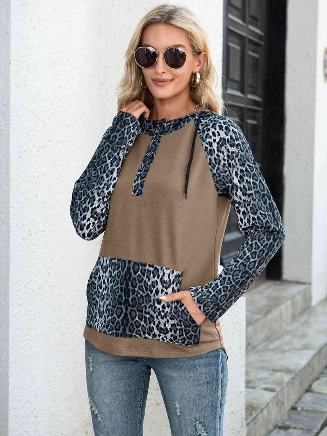 Sudadera con capucha y medio botón con cordón de leopardo