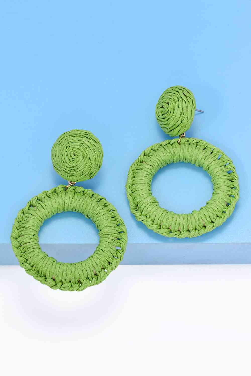 Boucles d'oreilles pendantes en forme d'herbe de raphia de forme ronde