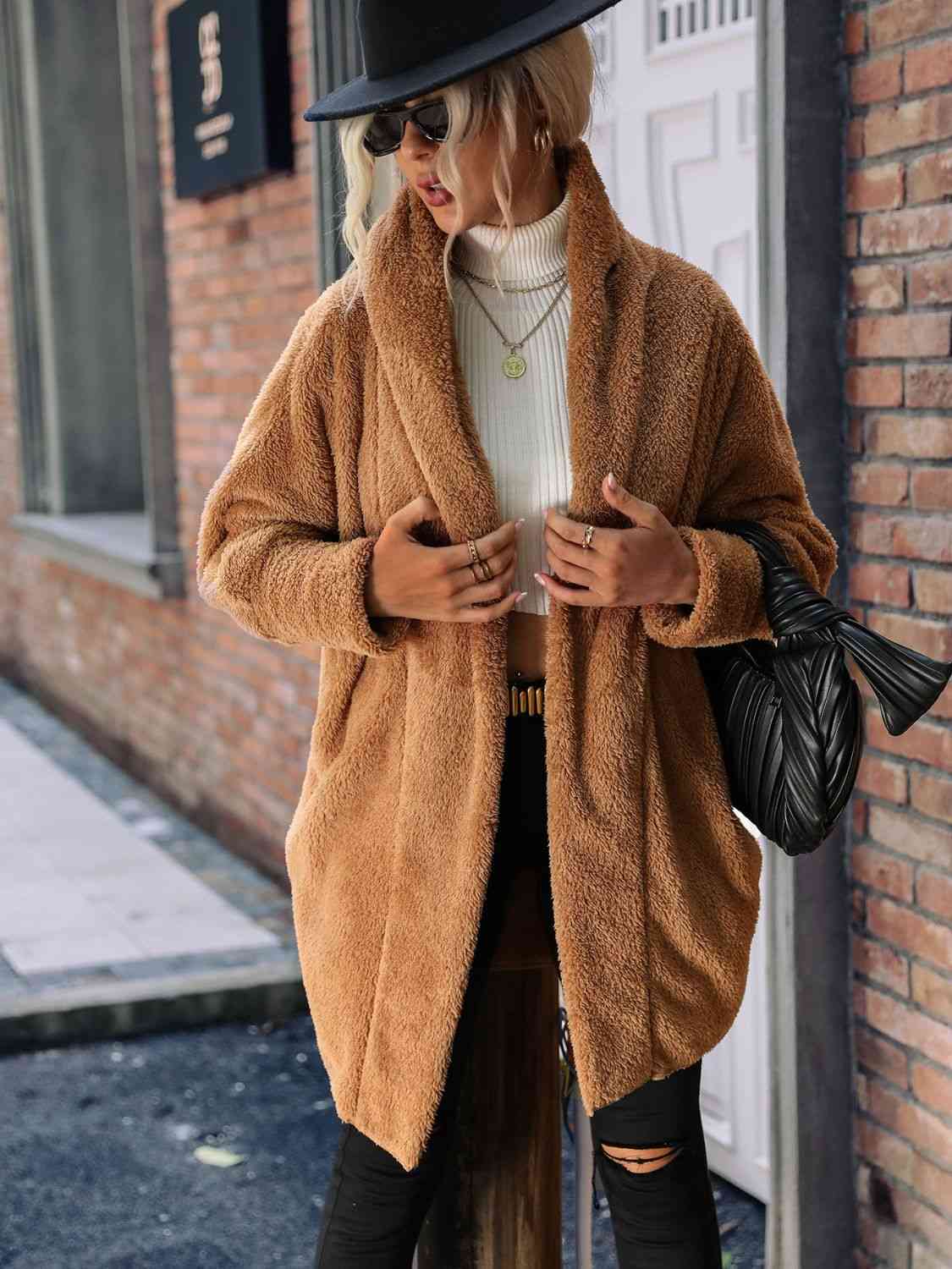 Manteau Teddy à capuche ouvert sur le devant